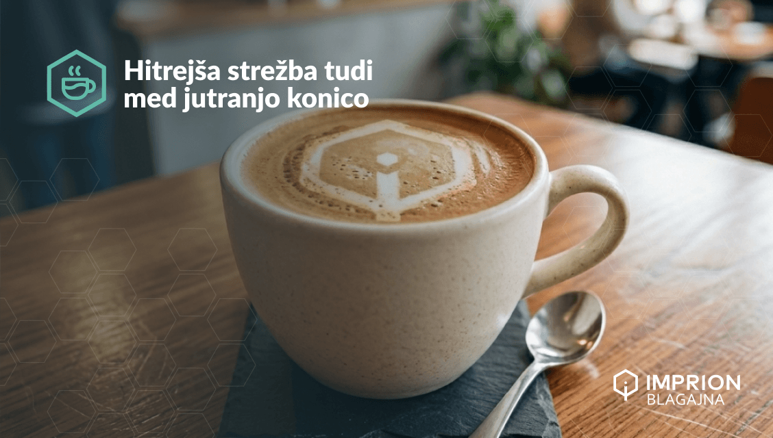 Skodelica kave na pultu v kavarni med jutranjo konico