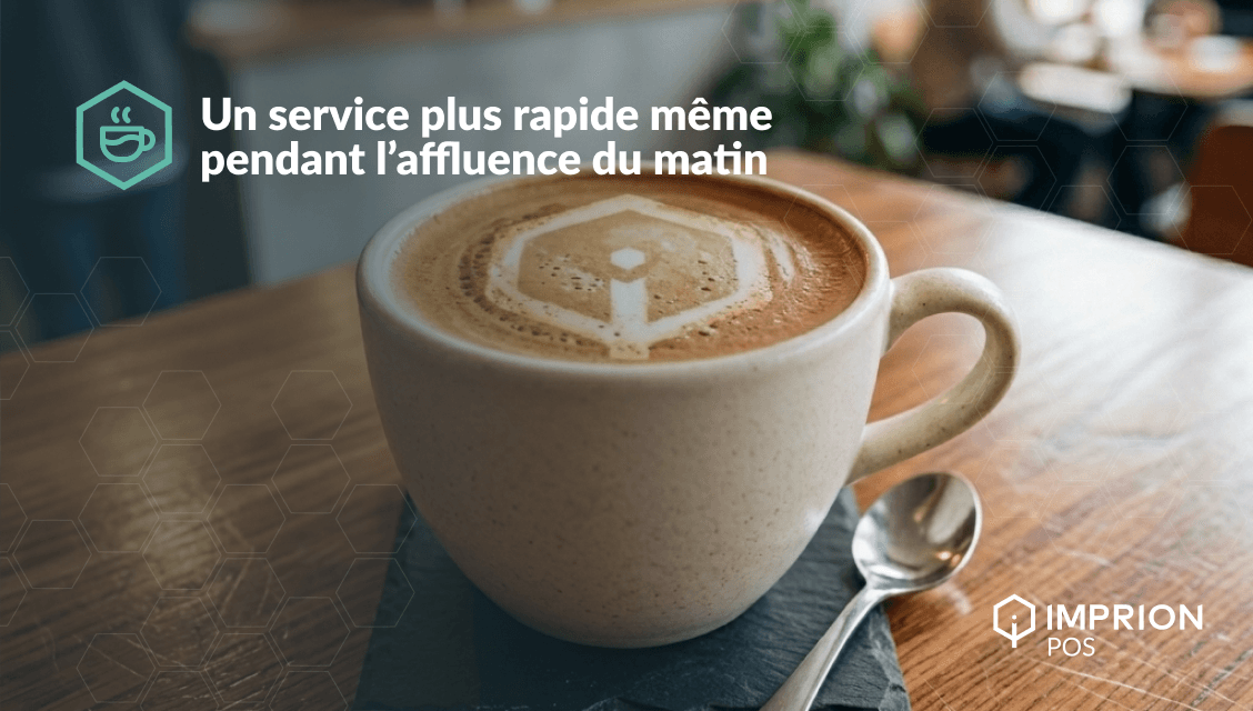 Tasse de café sur le comptoir d’un café pendant l’affluence matinale
