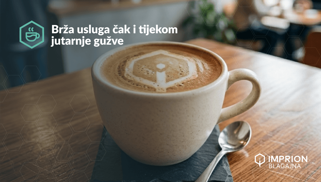 Šalica kave na pultu kafića tijekom jutarnje gužve