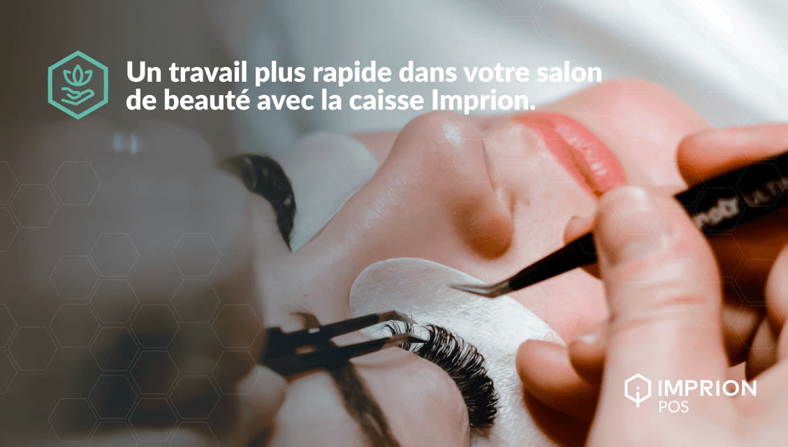 Esthéticienne réalisant une pose de cils dans un salon de beauté avec le texte « Travail plus rapide dans un salon de beauté avec la caisse Imprion ».