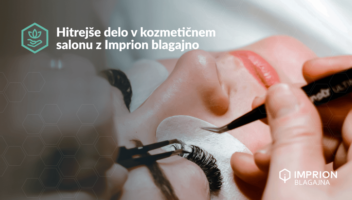 Kozmetičarka med urejanjem trepalnic v kozmetičnem salonu z napisom “Hitrejše delo v kozmetičnem salonu z Imprion blagajno."